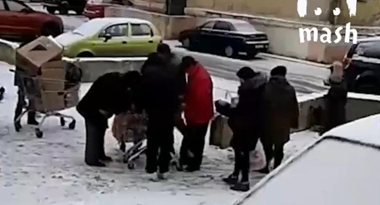 Появилось видео, как российские пенсионеры бросаются на просроченную еду