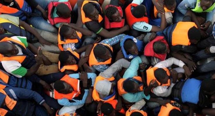 Возле Италии спасли почти 300 мигрантов с затонувшего судна