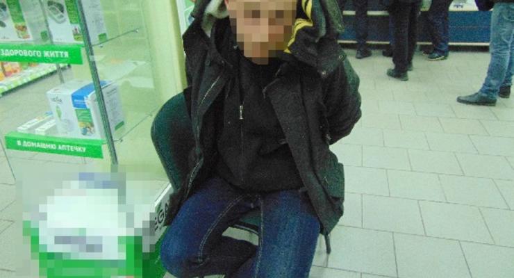 В Киеве посетители аптеки задержали грабителя