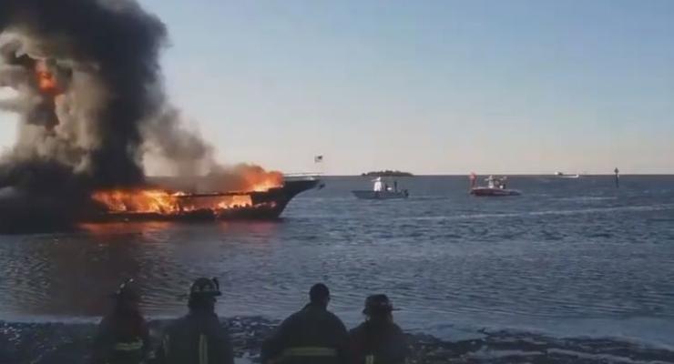 В Мексиканском заливе из-за пожара на плавучем казино пострадали 15 человек