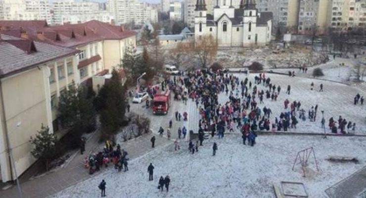 Во Львове из "заминированной" школы эвакуировали 700 человек