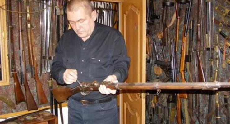 Экс-милиционер помог украсть старинное оружие на 30 млн гривен