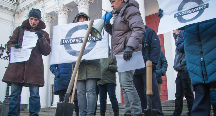 Одесситы с лопатами устроили акцию протеста под мэрией