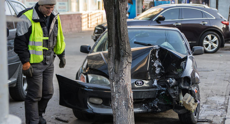 Cпасло дерево: в Киеве Toyota чуть не снесла остановку