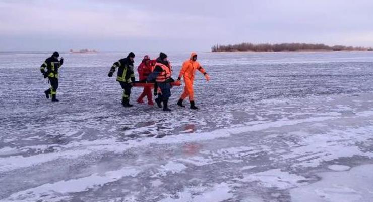 В Черкассах под лед провалились два парня, один погиб
