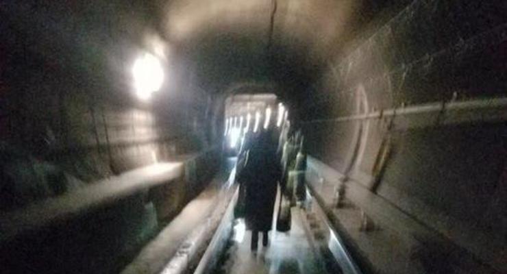 В США поезд метро сошел с рельсов, люди шли пешком по тоннелю