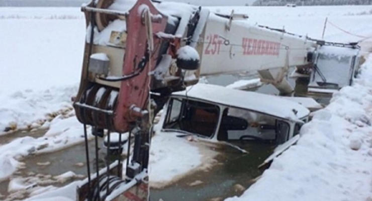 В России трактор ушел под лед, вытаскивая из реки автокран, который спасал бензовоз
