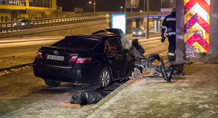В Киеве авто влетело в опору: погиб пассажир