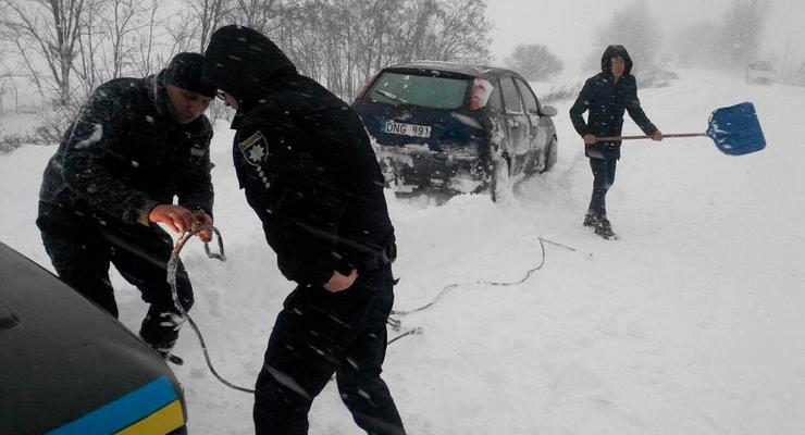 Одесскую трассу полностью перекрыли из-за снегопадов
