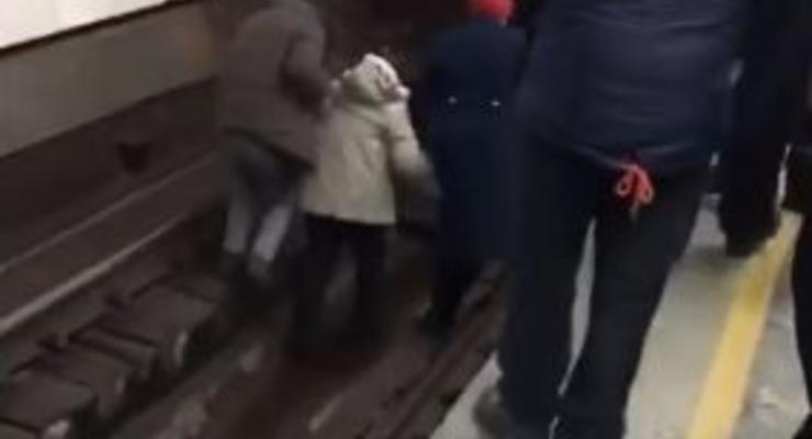 В Киеве женщину "случайно толкнули" на рельсы метро