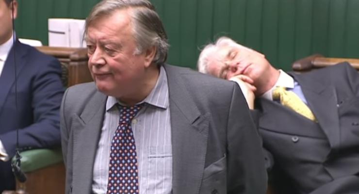 В Британии депутат уснул на дебатах о Brexit