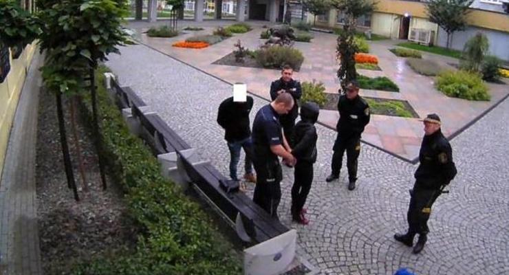 В Польше суд оштрафовал трех человек, которые вытерли ноги о флаг Украины