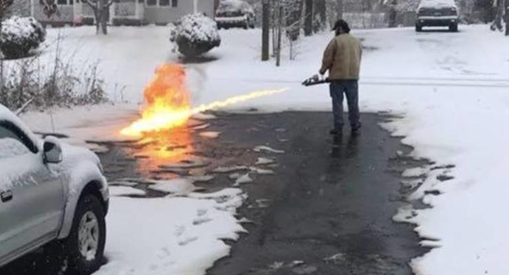 Американец почистил дорогу от снега огнеметом