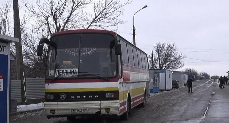 Появились фото обстрелянного автобуса на Донбассе