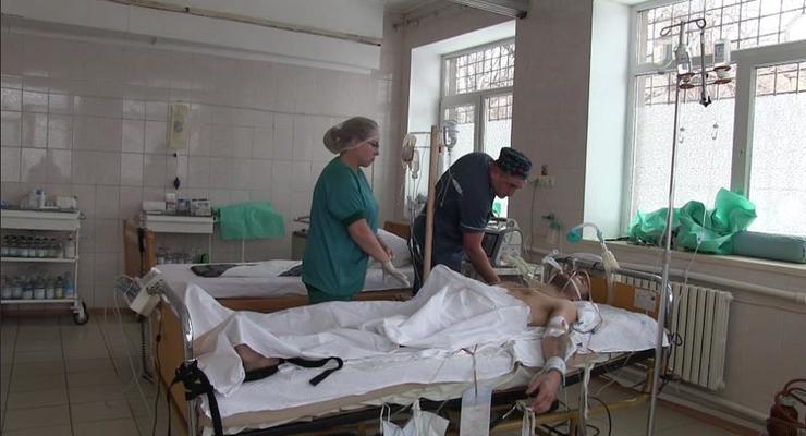 Украинские врачи спасли брошенного на поле боя боевика