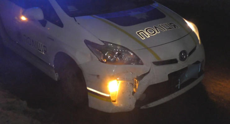 В Ровенской области пьяный водитель протаранил авто патрульных и врезался в стену