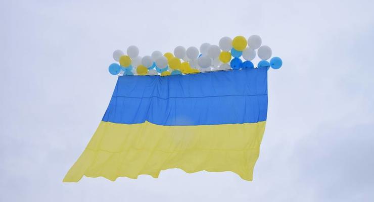 День соборности: над Луганском запустили огромный флаг