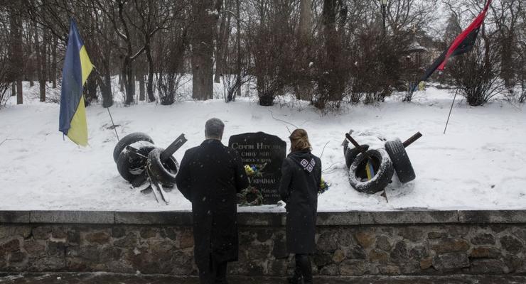 Порошенко с женой почтили память первых жертв Евромайдана
