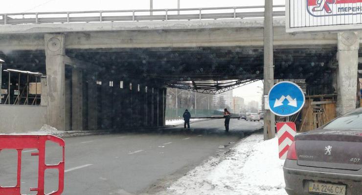 В Киеве провисла часть моста, образовалась пробка