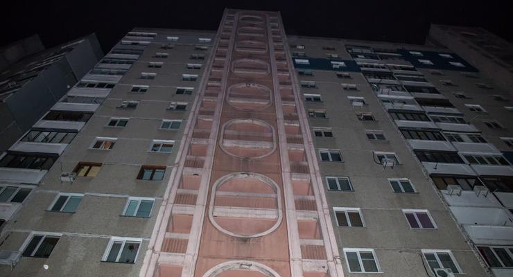 В Киеве с 16-го этажа выбросился молодой парень