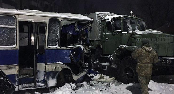 На Донбассе в автобус с шахтерами врезался военный КрАЗ, есть пострадавшие
