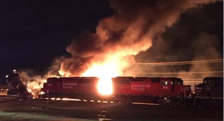 В Канаде мощный пожар возник при столкновении поезда и спиртовоза
