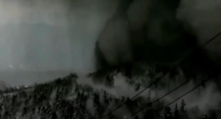 Сход черной лавины в Японии показали на видео