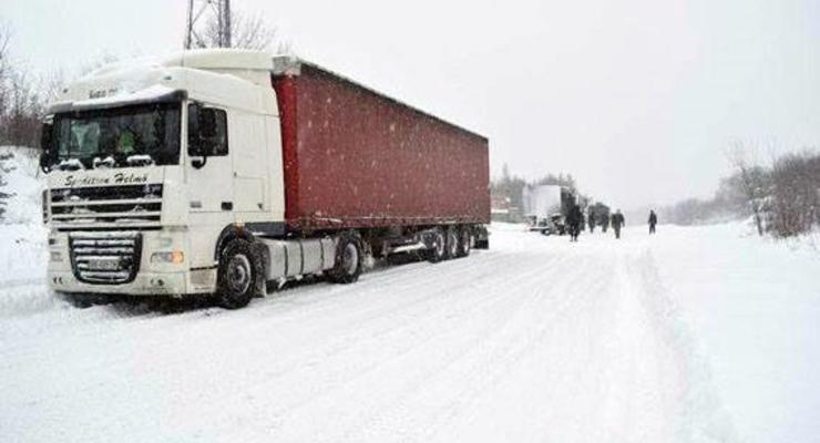 На трассе Киев-Харьков заторы из-за снегопада