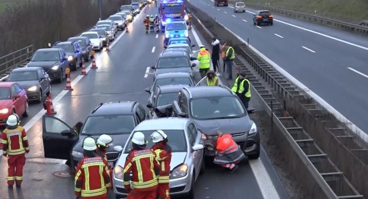 В Германии на автобане столкнулись 17 авто: пострадали 18 человек