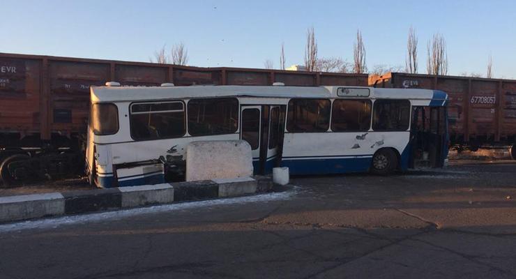 В порту Черноморска автобус с людьми врезался в поезд