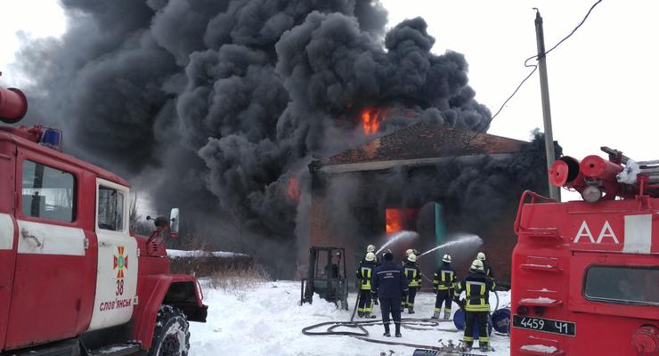 В Славянске произошел пожар на складе ГСМ, были взрывы