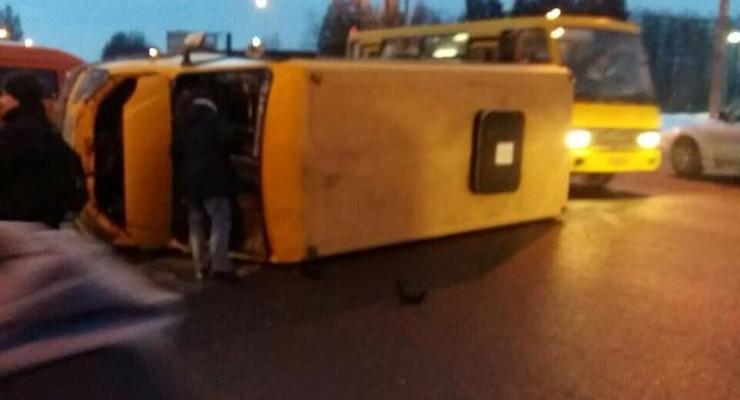 Во Львове перевернулась маршрутка с пассажирами, есть пострадавшие