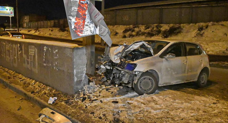 В Киеве подрезали автомобиль и он влетел в отбойник