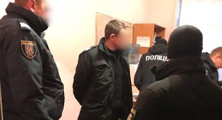 В Киеве на вокзале задержали банду полицейских и воров