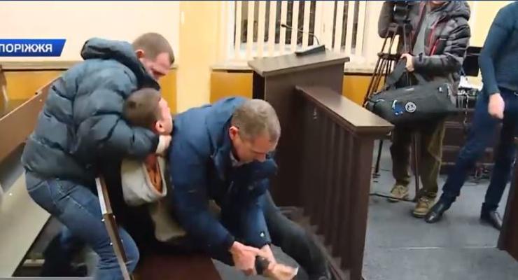 В Запорожье обвиняемый в суде пытался перерезать себе горло