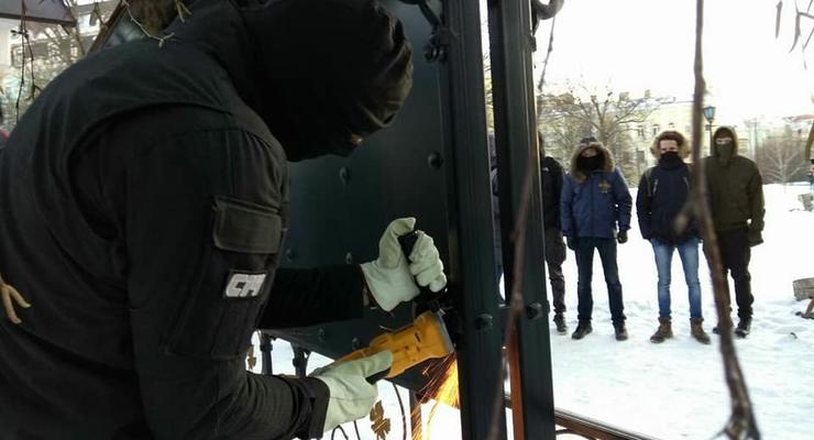 В Киеве радикалы из С14 напали на часовню возле Десятинной церкви