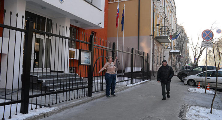 В Киеве под посольством Чехии протестовала активистка Femen
