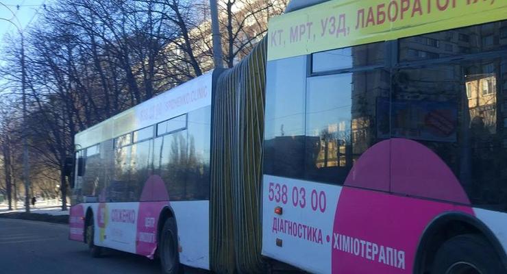 В Киеве пополам переломился троллейбус
