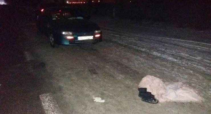 Под Николаевом автомобиль сбил 13-летнюю пьяную девочку, сидевшую на дороге