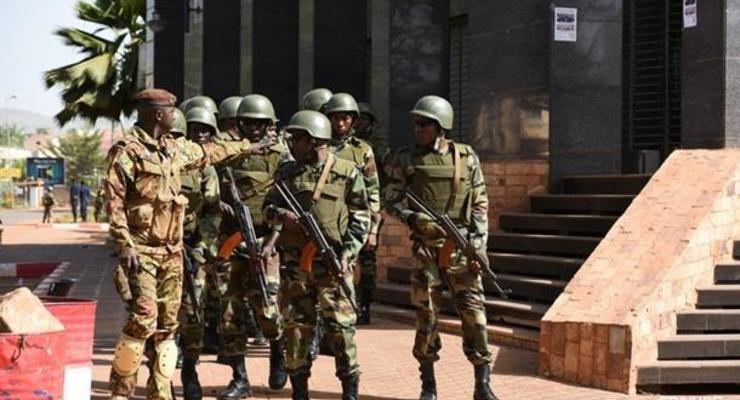 Боевики убили 14 человек на военной базе в Мали