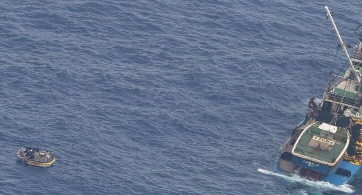 Четыре дня без воды: в Тихом океане спасли выживших в кораблекрушении