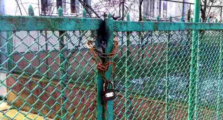 На Закарпатье конфликт с ромами: жители села заварили ворота дома