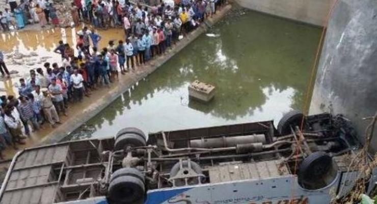 В Индии автобус рухнул в реку: 10 погибших