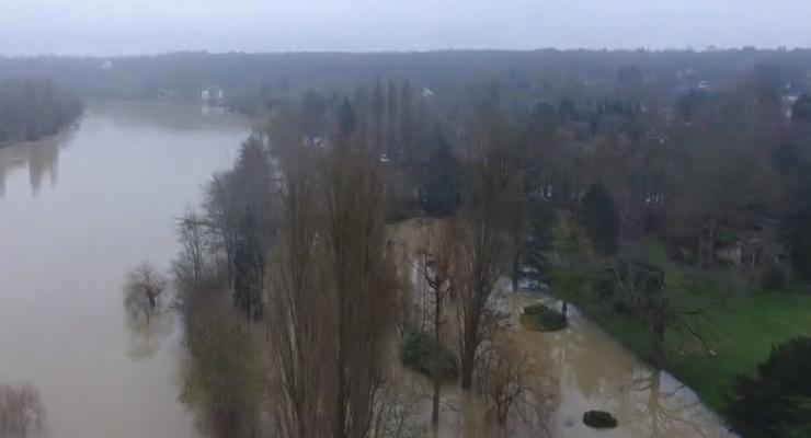 Разлив Сены во Франции показали с дрона