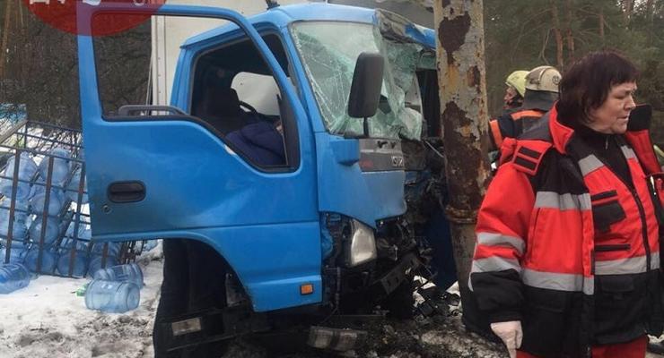 В Киеве грузовик врезался в столб