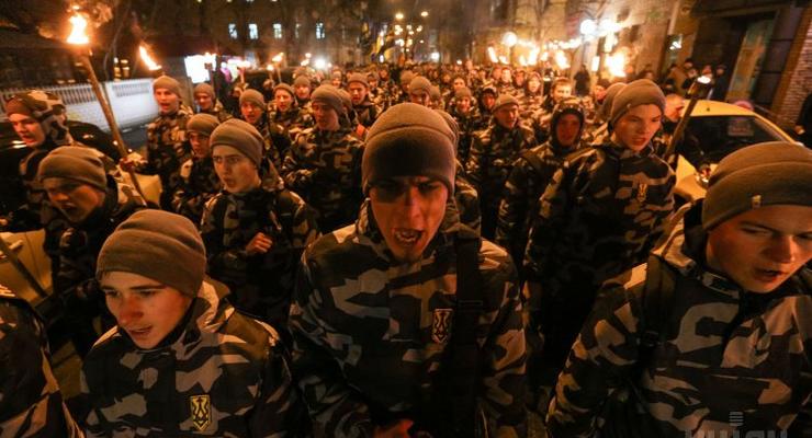 В Киеве прошел факельный марш в честь Героев Крут