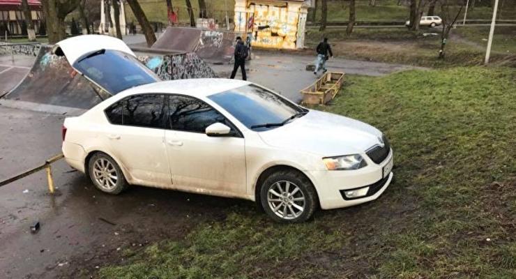 Побег от полиции: во Львове главврач на Skoda растрощил парковую зону
