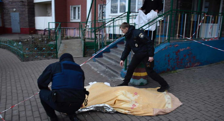 В Киеве дочь выбросила труп матери на улицу