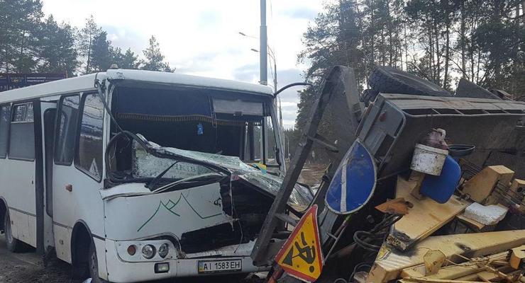 В Киеве маршрутка врезалась в автоподъемник: пять пострадавших