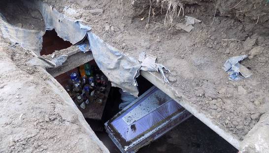 На кладбище в Шабо вандалы залезли в склеп и устроили пьянку